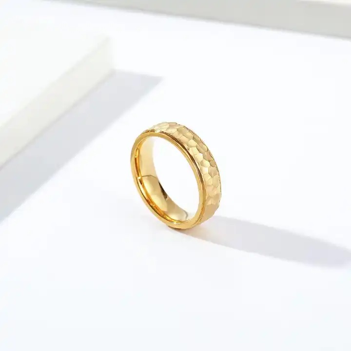 Ring hamret forgyldt stål 6 mm 102081 str. 57-58