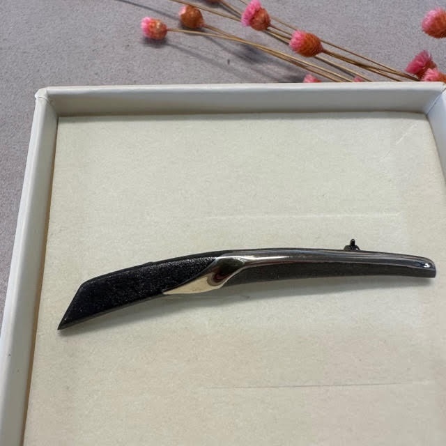 Oxideret Broche med guld 202517